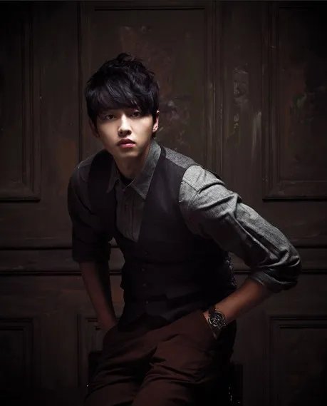 宋仲基入伍照片帅出一脸血 当兵之后人气仍然不减粉丝依旧