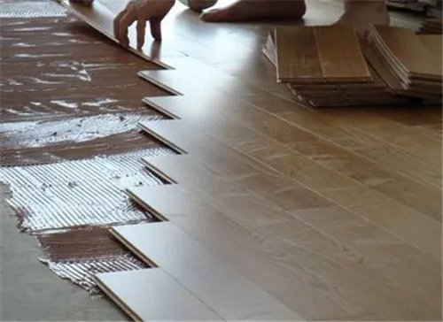 地板上的胶如何清理 有什么方法能快速去除地板胶