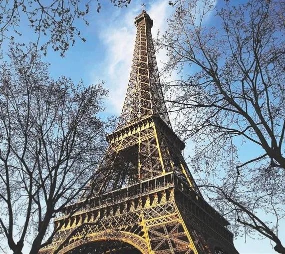 埃菲尔铁塔130岁：熬过批评与不屑成为当今世界的标志