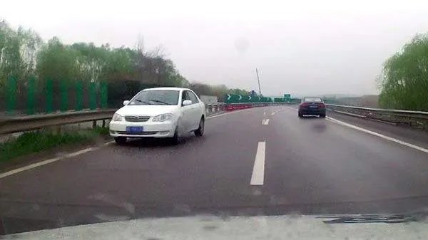 湖北黄冈一女司机高速逆行6公里以为别人开反了,高速逆行会被如何处罚?