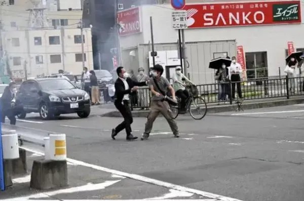 安倍听到枪响曾回头看，第一声枪响后安保人员是什么反应
