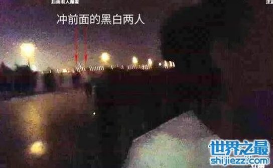 斗鱼狗哥被打事件，深夜户外直播遭遇黑社会暴打 