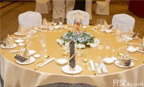 中餐宴会摆台基本标准  餐桌摆台有讲究