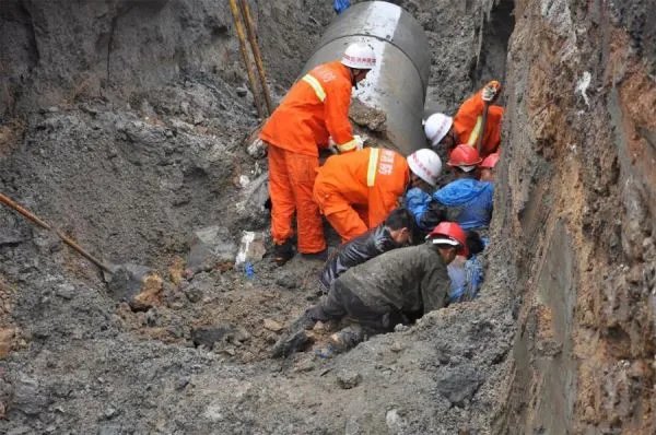 男子坠入深坑四天三夜奇迹生还,他是如何存活下来的?