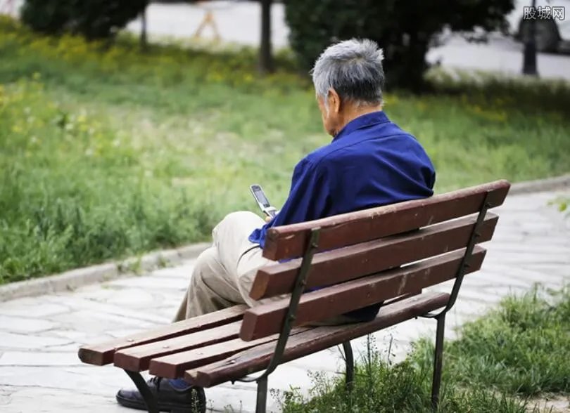 国务院：建立全国统一城乡居民基本养老保险制度