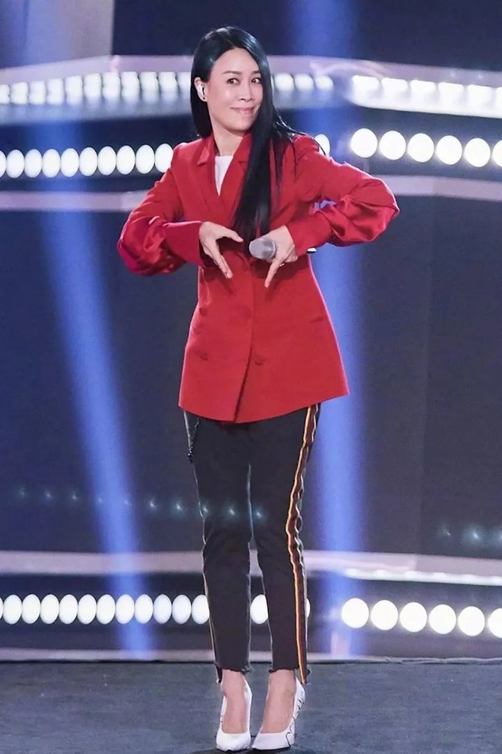 那英问张馨予李菲儿“你俩谁啊”，她是性格直爽还是傲慢？