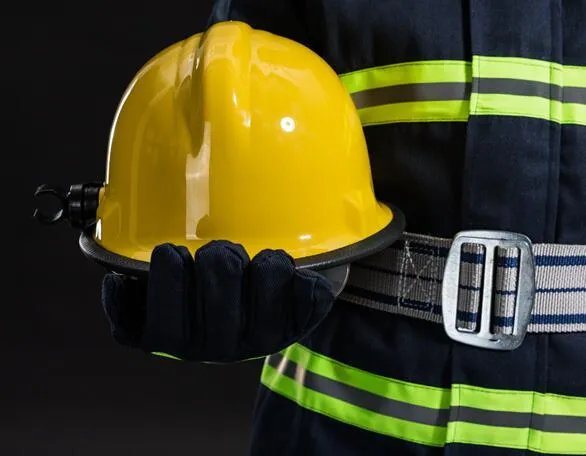 小伙给消防员下跪是怎么回事 小伙为什么要给消防员下跪