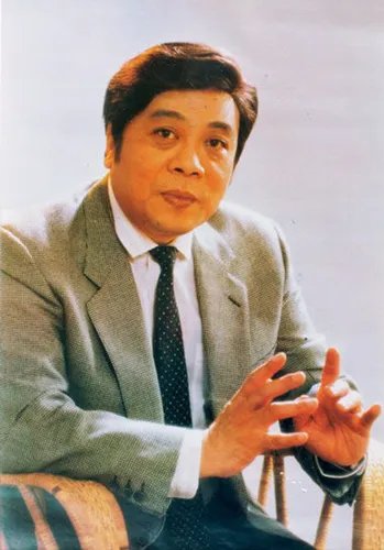 赵忠祥被人搀扶上台 身体状况不容乐观