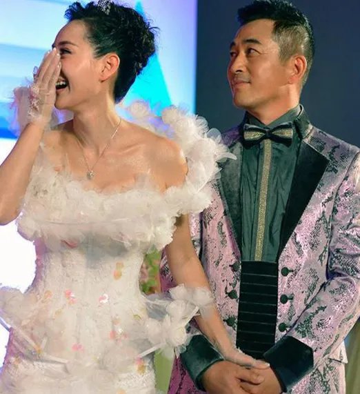 张定涵王志飞婚纱照秀恩爱 二人戏里戏外展示两种人生