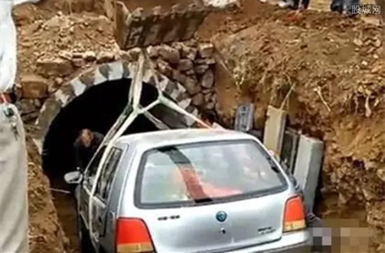 宝马车当棺材下葬 土豪花66000英镑买宝马当棺材