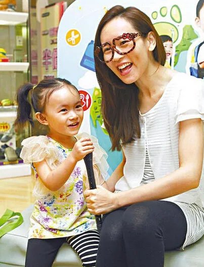 杨思琦女儿近照显可爱 其亲生父亲是谁依然是一个谜