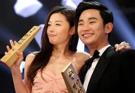 韩国第50届百想艺术大赏 金秀贤全智贤恩爱瞬间