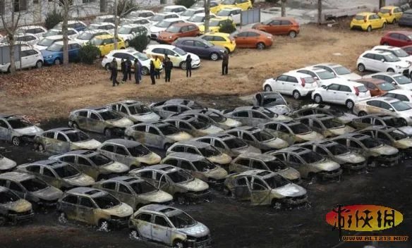 郑州停车场大火 73辆车被烧毁损价值失近2000万