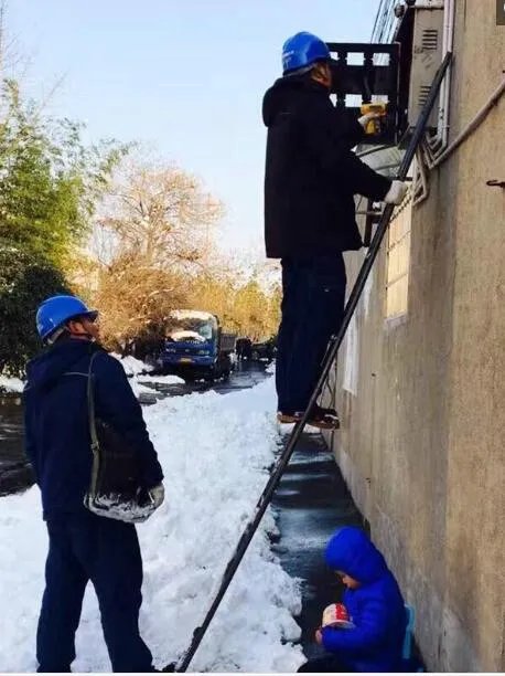 男孩捧方便面睡着 父亲在旁检修让人心疼