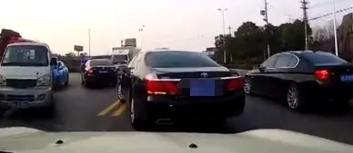 女司机为什么要撞交警？