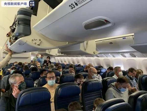 美航班满座民众无视疫情，这是怎么回事？