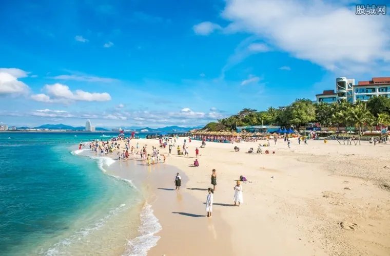 澳大利亚海滩游客爆满 目前邦迪海滩已经关闭
