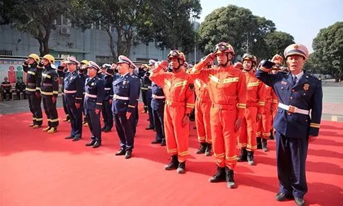 女孩考进消防队和男友成了战友，这是一种怎样的感情？