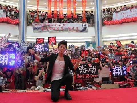 陈翔被强吻照片曝光 陈翔遭热情歌迷强吻