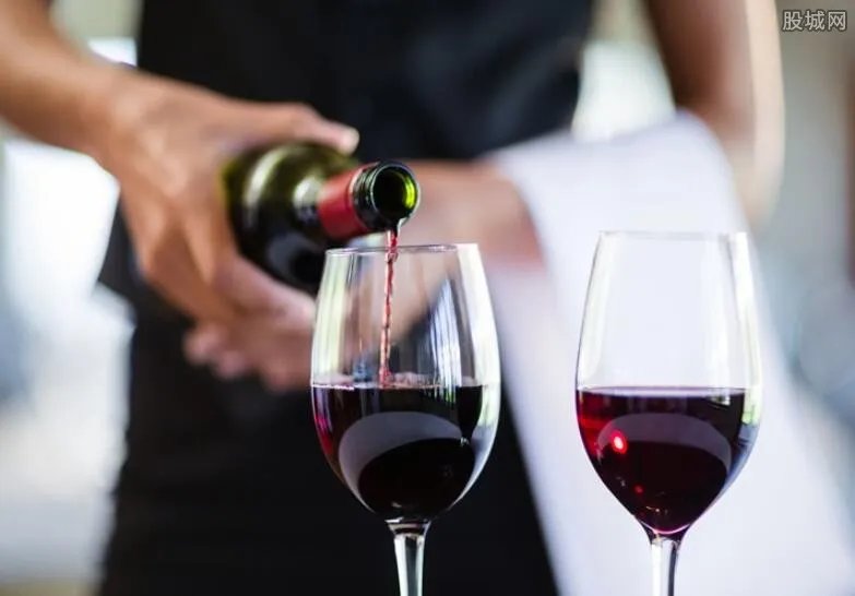 顾客餐厅喝出干燥剂索赔50万 店方愿赔5千元