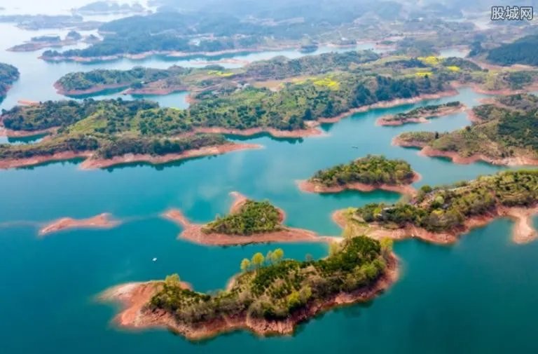 女童随父母游中国  一岁半开始旅行每天暴走15公里