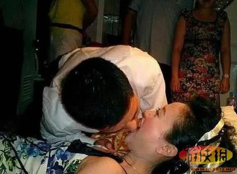 长假全球结婚热 大尺度闹洞房堪比《一路向西》