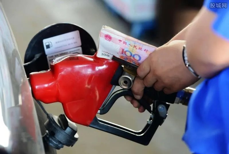 中国小伙在俄罗斯花170元加76升油 比水还便宜！