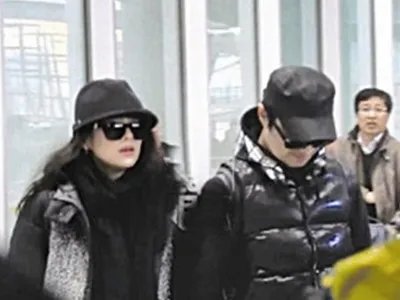 汪峰章子怡牵手照片流出   十指紧扣牵手同回酒店被拍