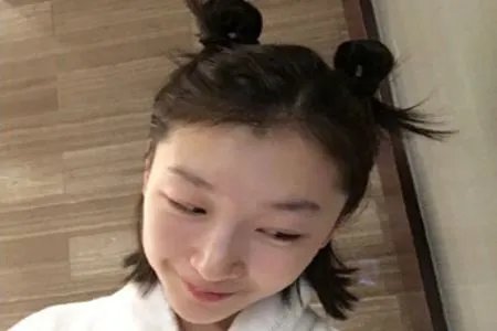 周冬雨晒哪吒头搞怪照  网友：李天王喊你回家