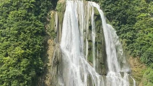 女子瀑布速降被困,同行驴友搭救未果双双遇难,你怎么看?