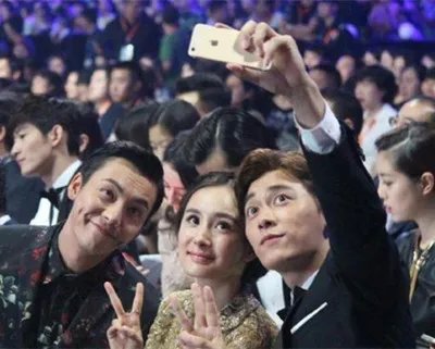 2014互联盛典颁奖晚会举行 李易峰陈伟霆齐齐亮相