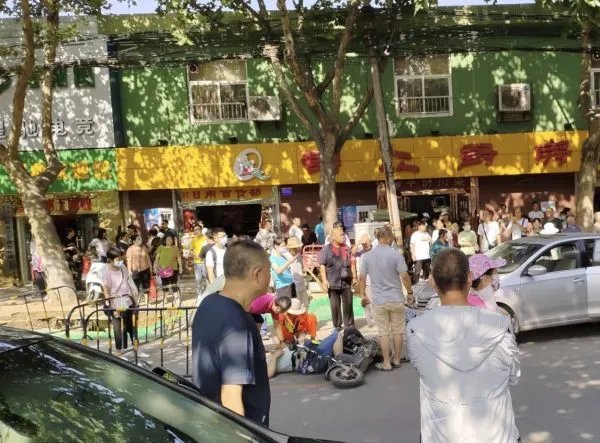 关于西安一轿车失控连撞多人一事，交警是如何回应的？