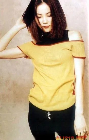 微博平胸大赛走红 盘点那些可爱的平胸女星