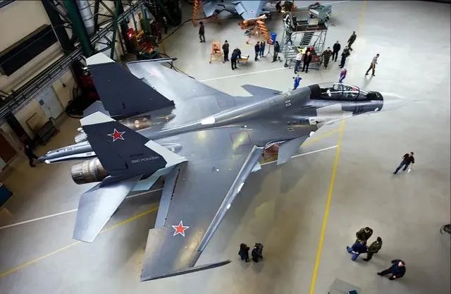 中俄联合军演开始，你认为歼-20对比苏-30SM有哪些优势？