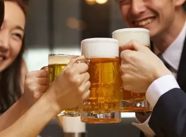 男子酒后坠楼身亡，同饮者赔偿17万！如何从法律解读该判决？