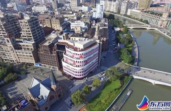 外滩现草莓蛋糕楼 专家质疑该楼违规