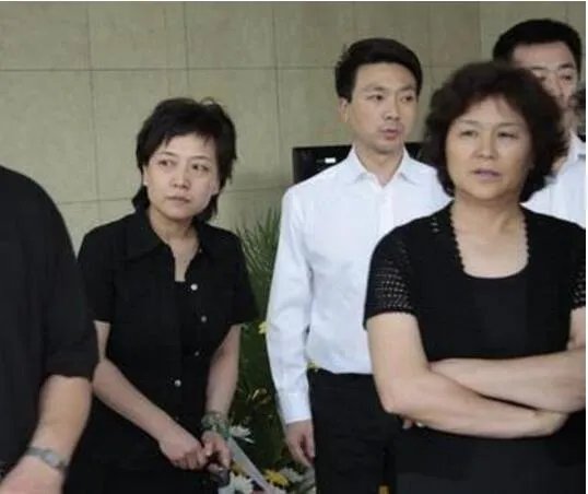 贺红梅老公儿女照片遭网友搜索 她为什么离开央视