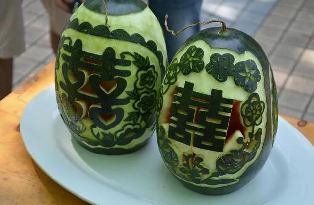 湖北现奇葩西瓜，这是什么品种？为什么会这样呢？