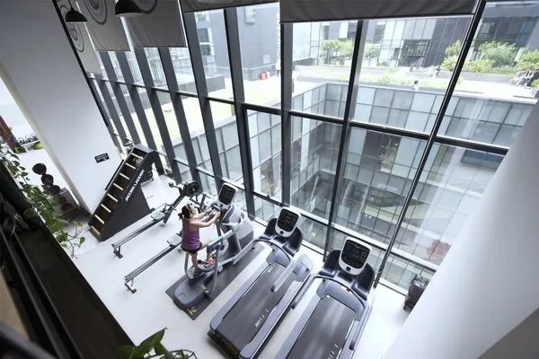 挑战极限硬拉260斤杠铃  男子撸铁太猛反被压瘫腰