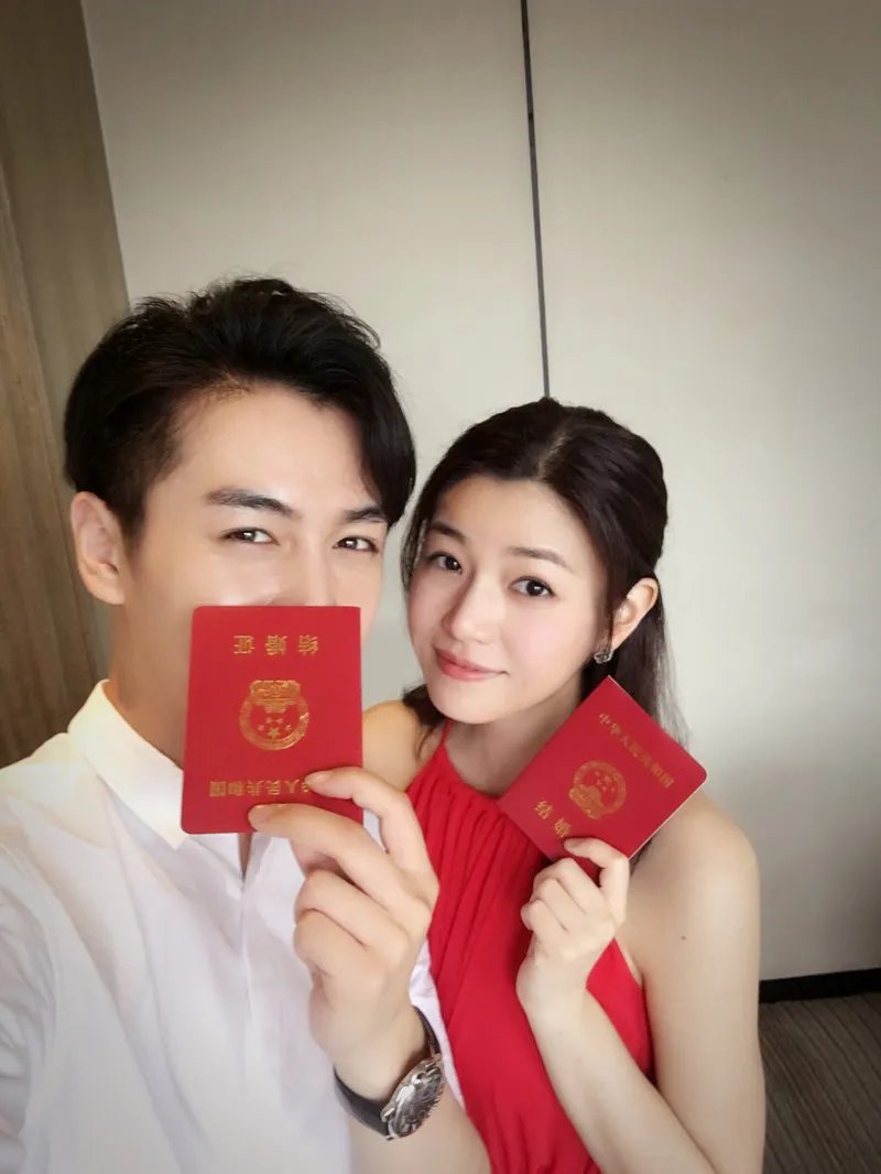 陈晓陈妍希领结婚证 人妻陈妍希的衣品盘点