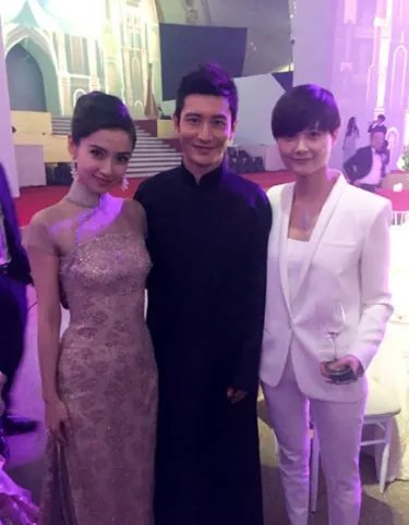 李宇春现身婚礼 春哥优雅起来女人味十足