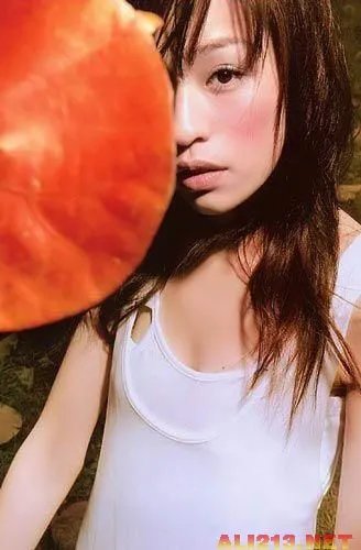 微博平胸大赛走红 盘点那些可爱的平胸女星