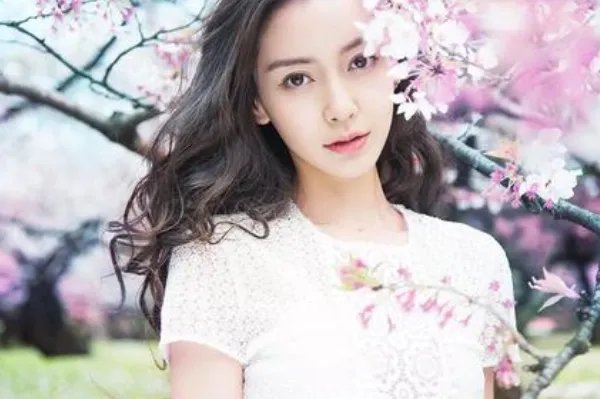 网友路透Angelababy绝美精灵造型,你喜欢她的新造型吗?