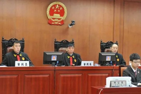 女子送男友40万礼物被法官灵魂拷问，最后调解的结果如何？