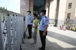 考生临考前12分钟在等妈妈，母子相见为什么会痛哭？