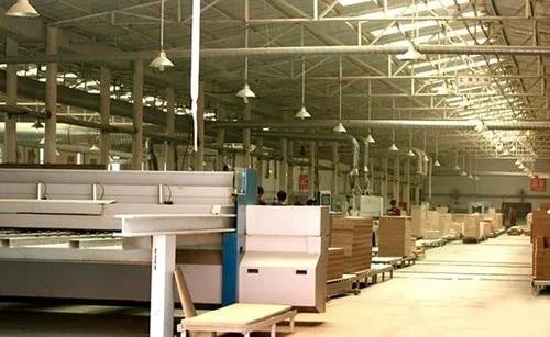 广州招工老板街头排队被工人挑,造成此现象的原因是什么?