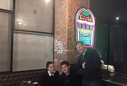 昆凌弟弟照片曝光 长相十分腼腆可爱