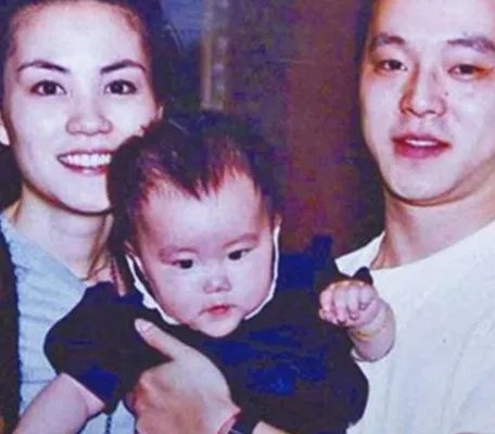 窦靖童致敬王菲 与三个爸爸关系到位