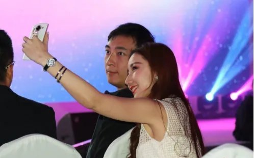 王思聪与新女友并肩逛街，他所交往的女友都有什么相似的地方？