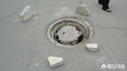 西安4女生街头扣井盖，“担心有人摔下去”，你怎么看？